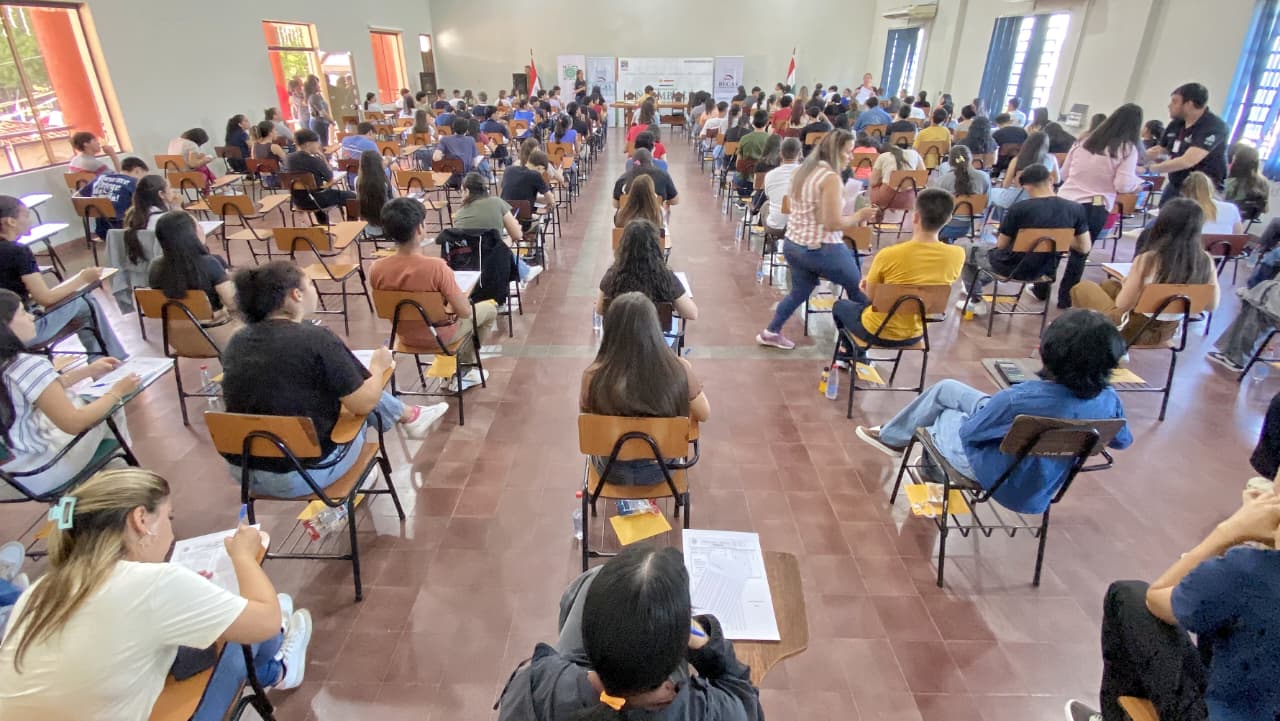 Gobernación de Ñeembucú recibió a postulantes a las becas del Gobierno del Paraguay