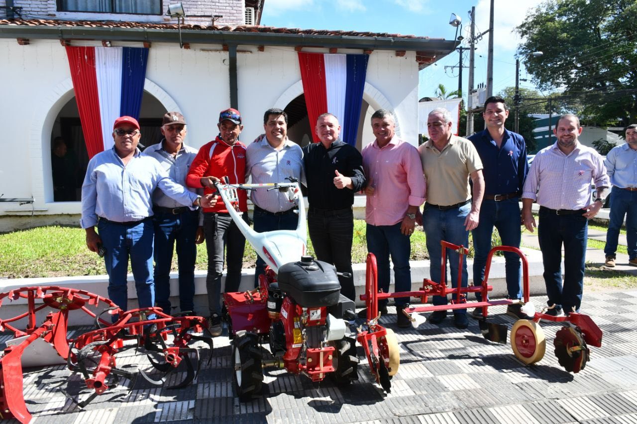 EBY consolida apoyo al sector productivo de Ñeembucú con importante entrega de insumos y herramientas