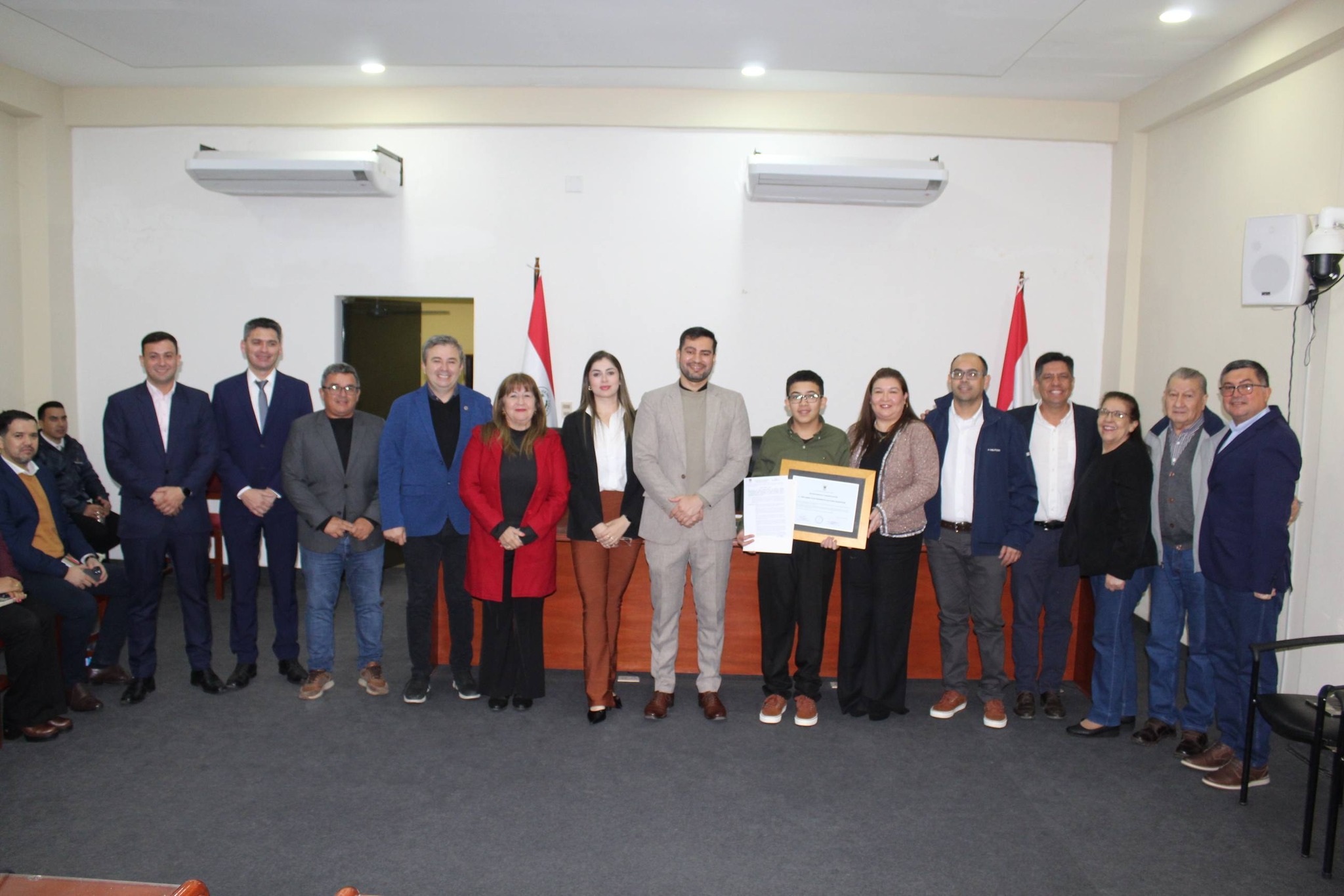Junta Departamental de Ñeembucú entrega reconocimieto a joven destacado de Pilar