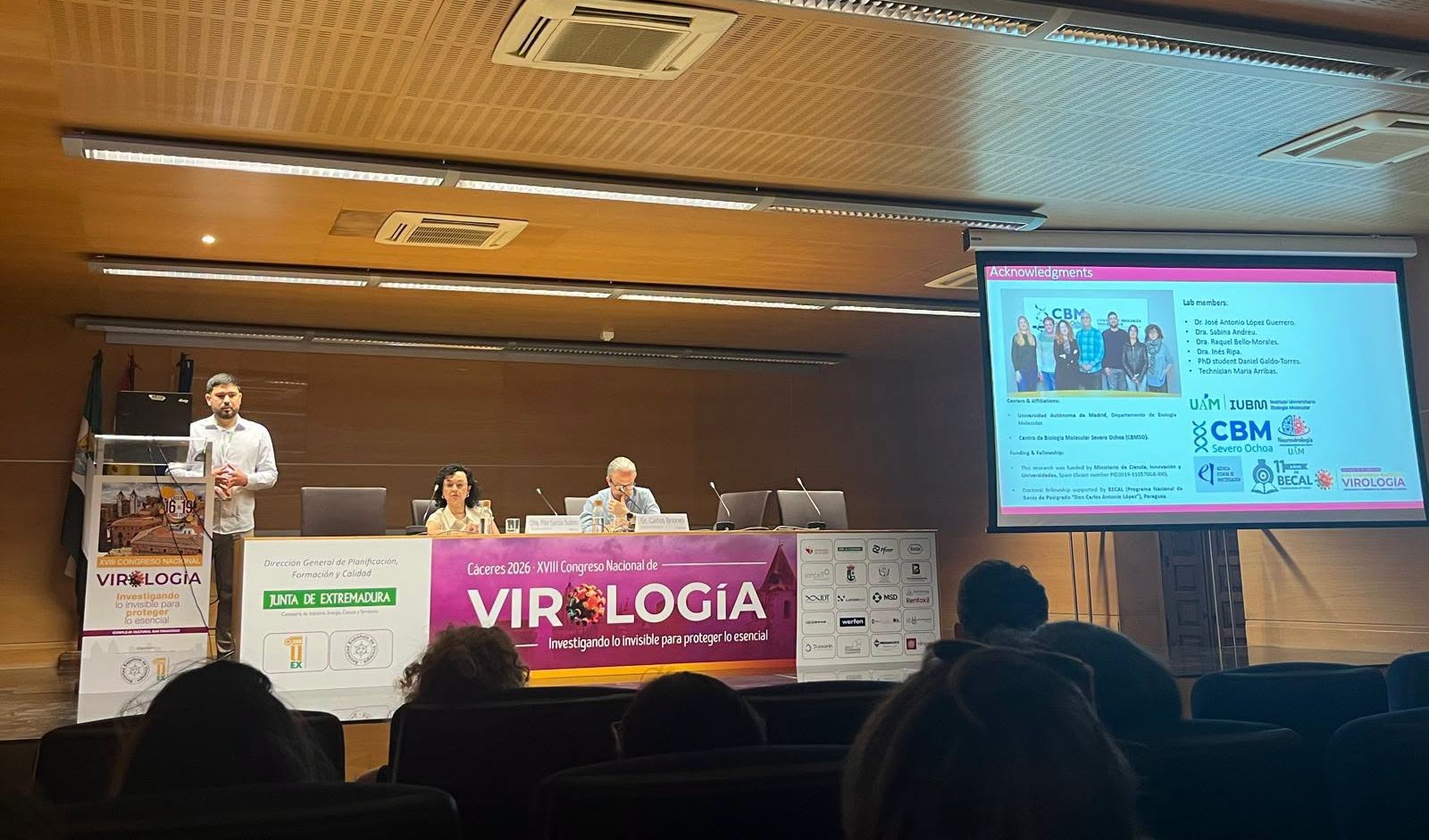 Becario Pilarense presenta resultados preliminares de investigación doctoral en España