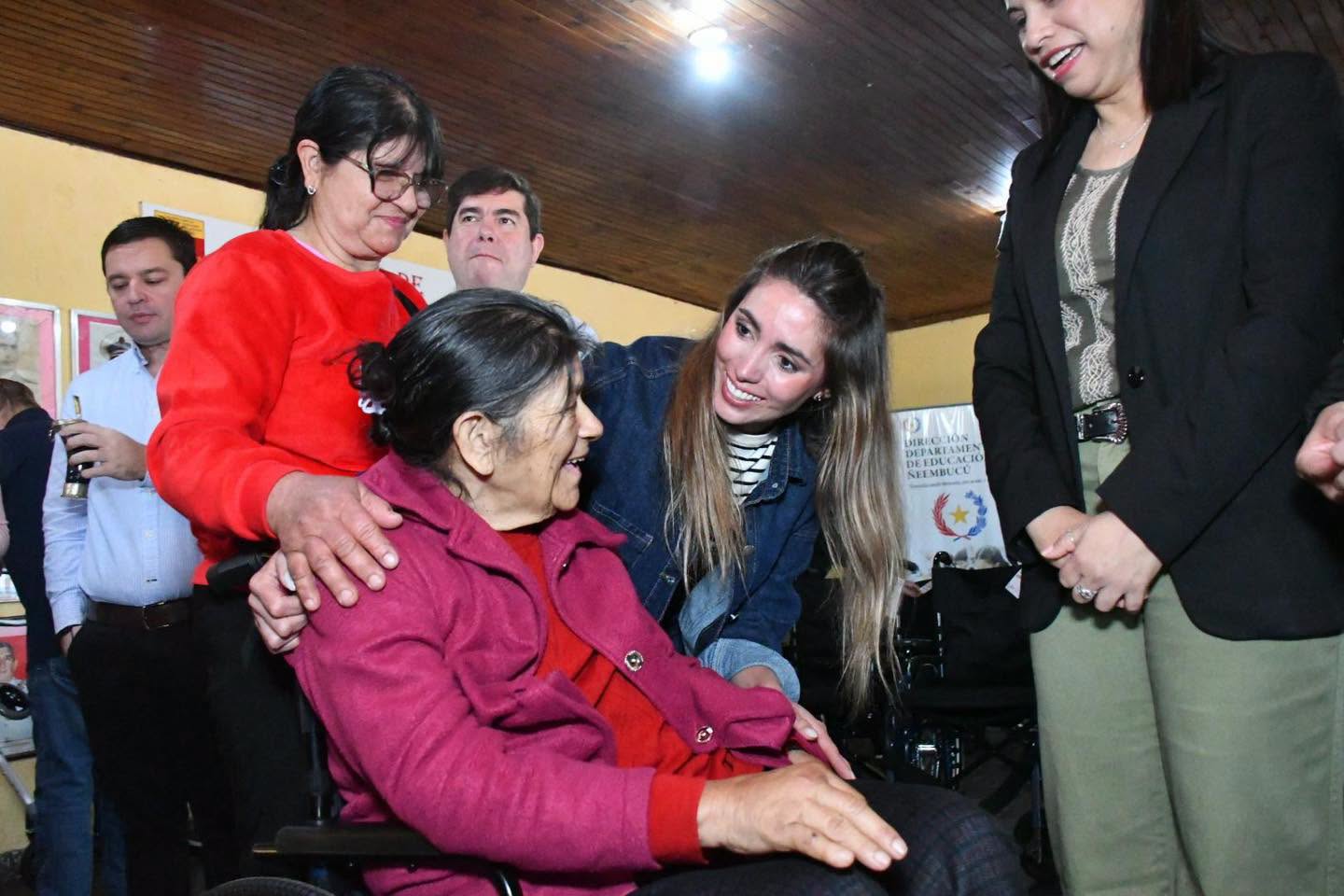 Entregan sillas de ruedas, andadores y bastones para personas con discapacidad