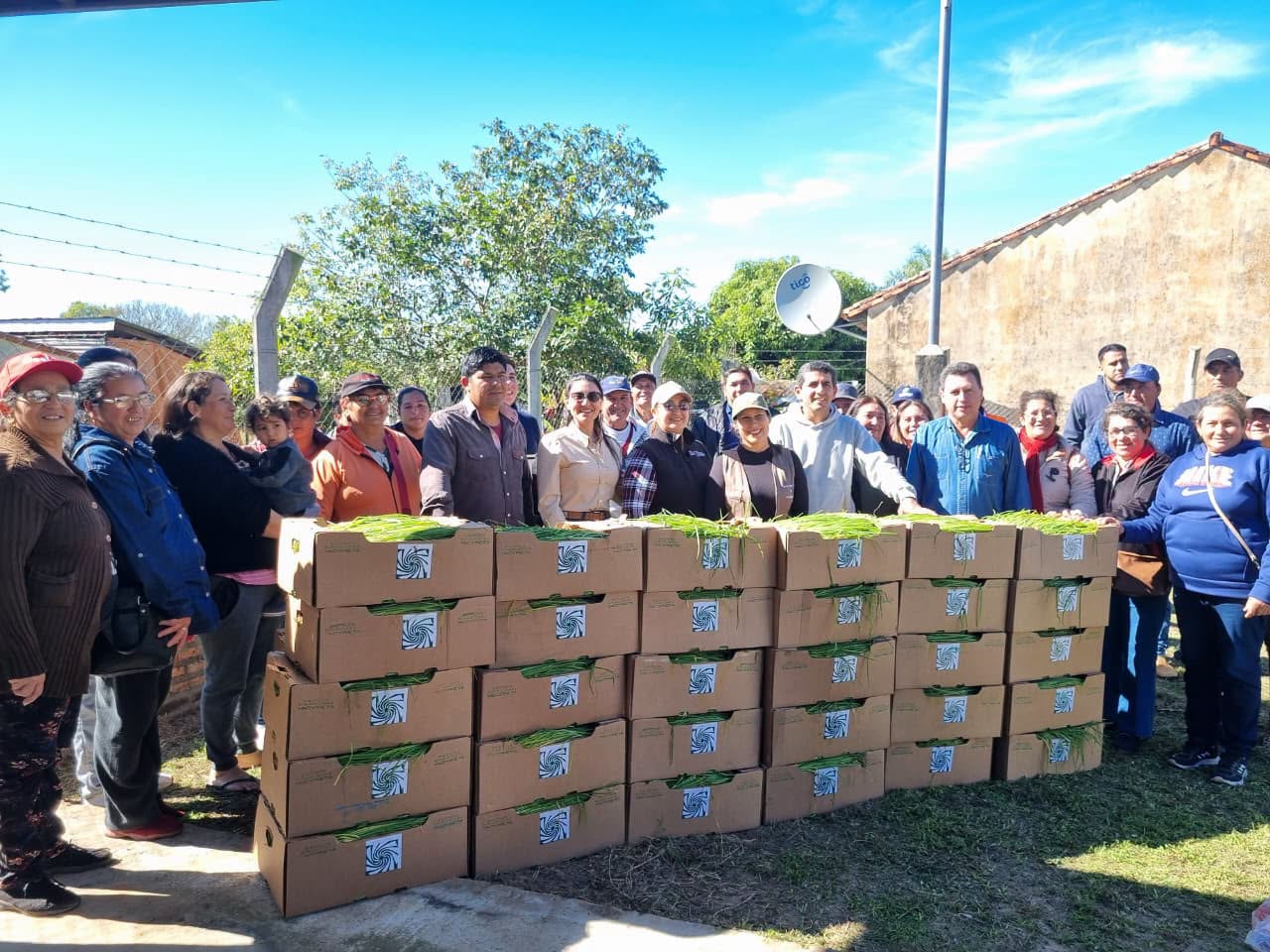 Productores de Ñeembucú reciben asistencia de la EBY