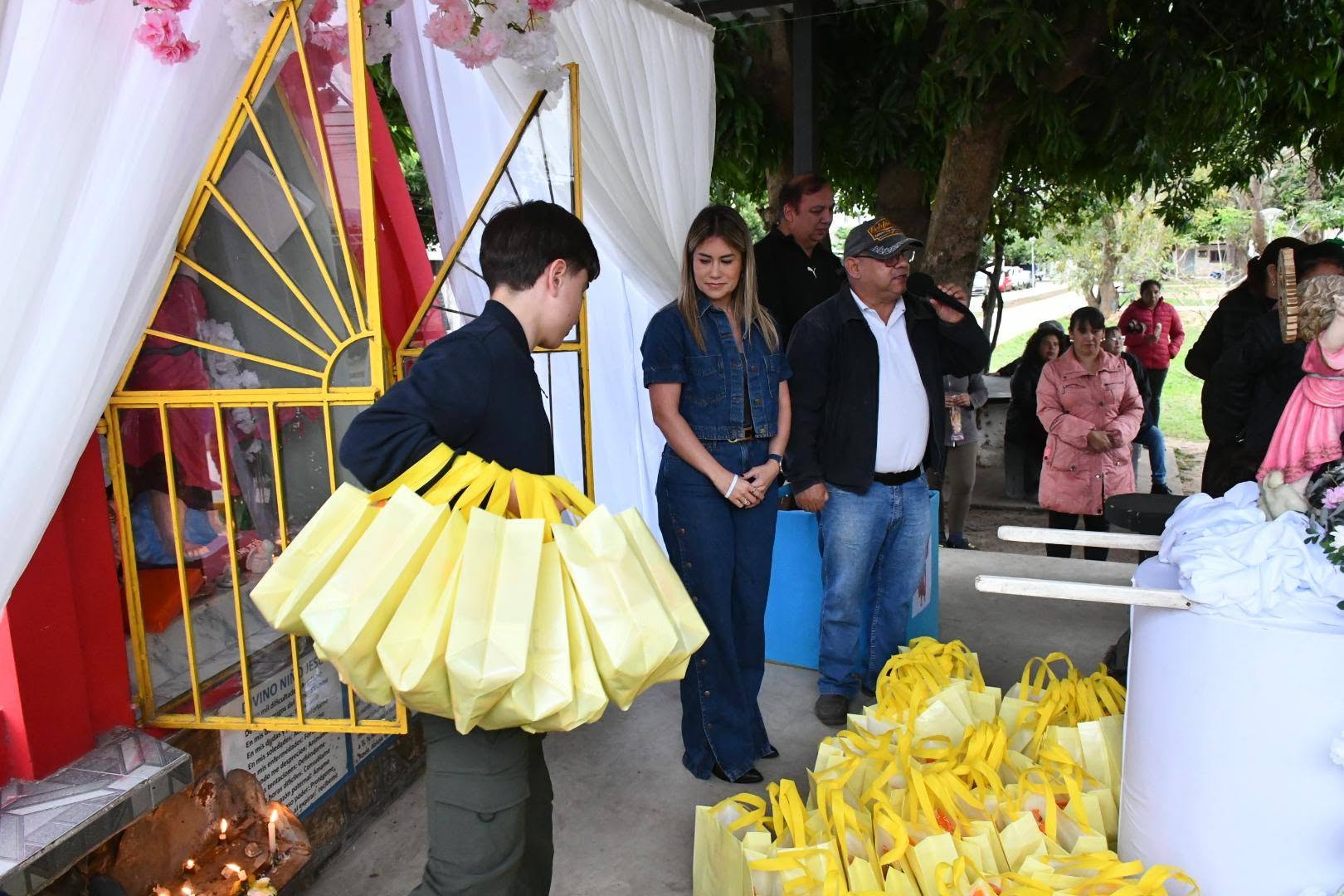 Familia Benitez Insfran cumplen con la tradición del Divino Niño