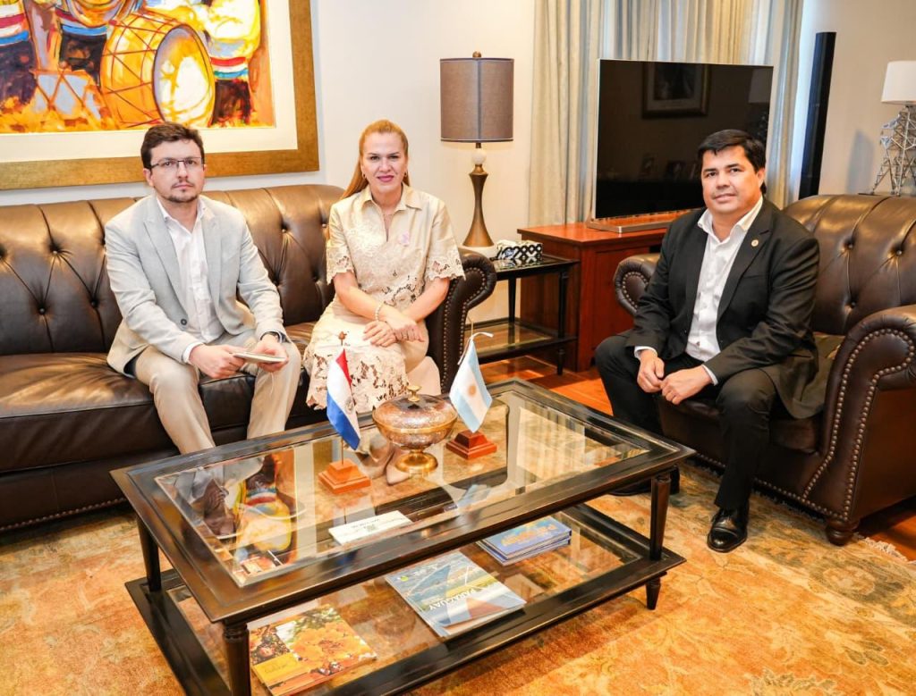 Ministra de Salud acompañó jornada de concienciación sobre cáncer de mama en la EBY