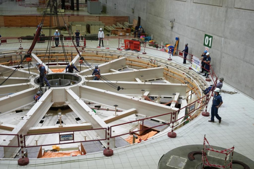 Yacyretá realiza compleja maniobra para el desmontaje de la cruceta superior de la Unidad 01